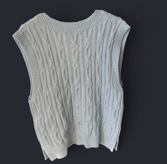 Abercrombie & Fitch Cable Knit V-Neck Sweater Vest - Picture 3 of 4